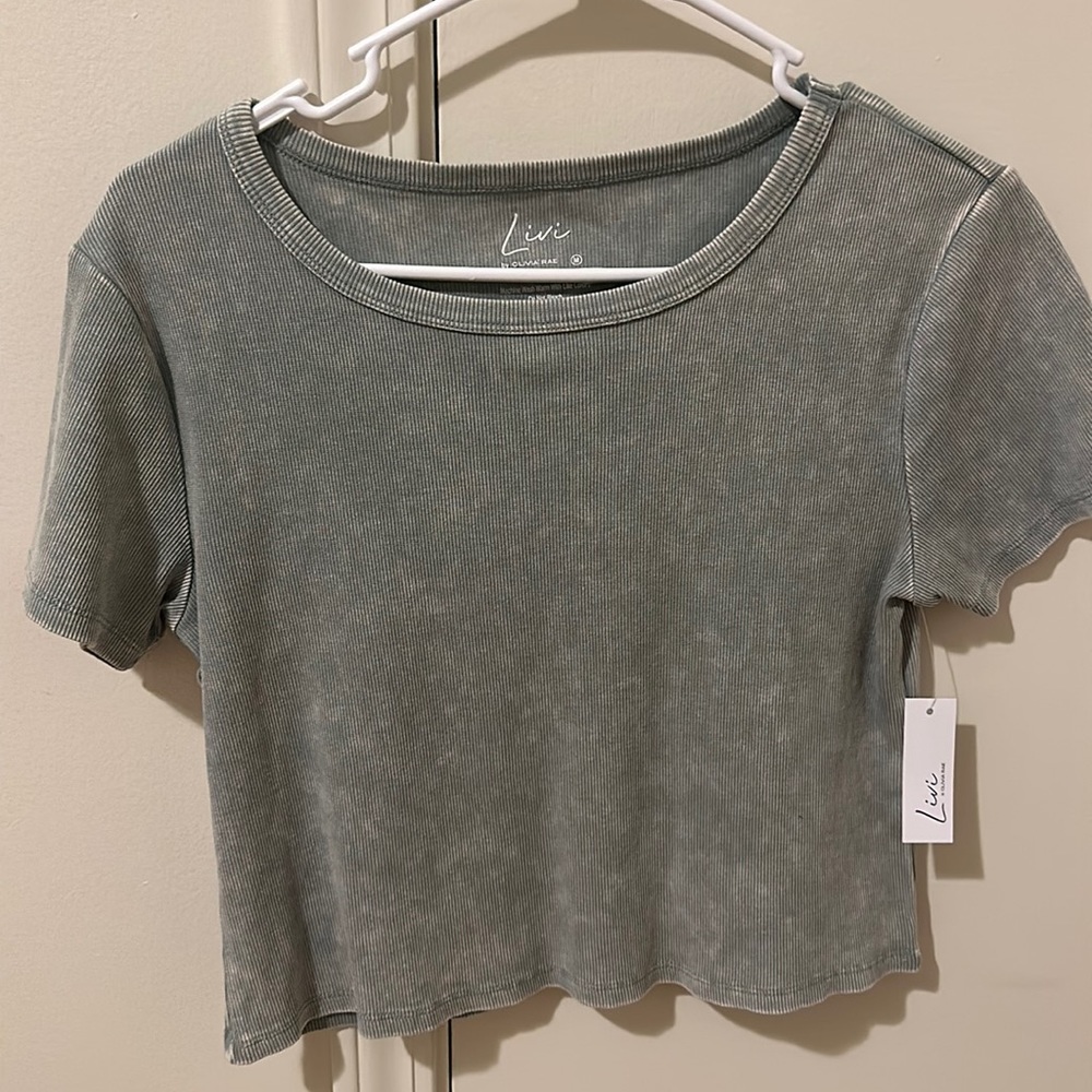 Never worn tags still on! It’s a beautiful and comfy top!